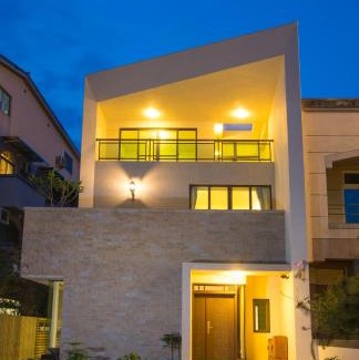 Jiji House | Rainbow Field House