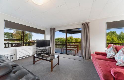 Rainbow Point House | Rainbow Lake House - Lake Taupō Holiday Home