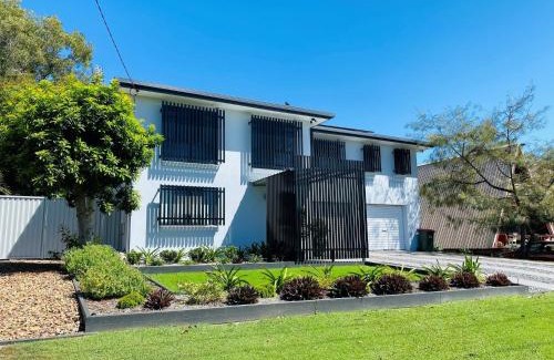 Rainbow Beach House | Rainbow Stairs - Rainbow Beach - Aircon - Wifi