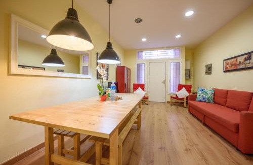 El Poble-sec Apartment | RamblasRentals Chic & Spacious Flat Pool Table 15M Ramblas - Parking - Wifi