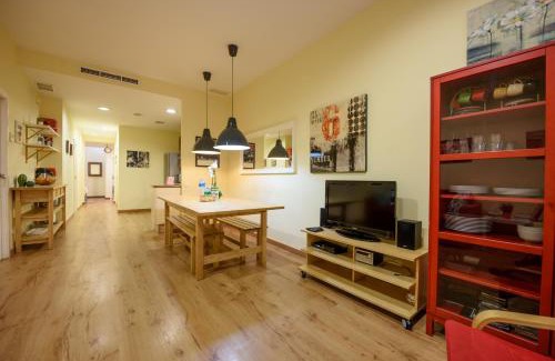 El Poble-sec Apartment | RamblasRentals Chic & Spacious Flat Pool Table 15M Ramblas - Parking - Wifi