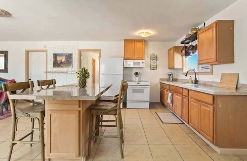 Indio Hills House | Ranch Home on 5 Acres w/Heated Pool & Hot Tub