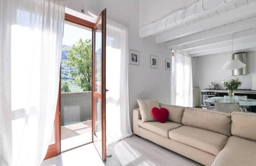 Ranzanico Apartment | Ranzanico Trilocale Vista Lago 6 posti letto Fast Wi-Fi checkin24h