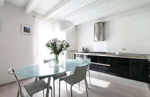 Ranzanico Apartment | Ranzanico Trilocale Vista Lago 6 posti letto Fast Wi-Fi checkin24h