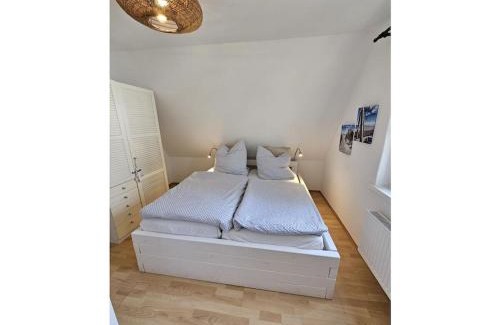 Timmendorfer Strand House | Raphael - "Roger Moore"