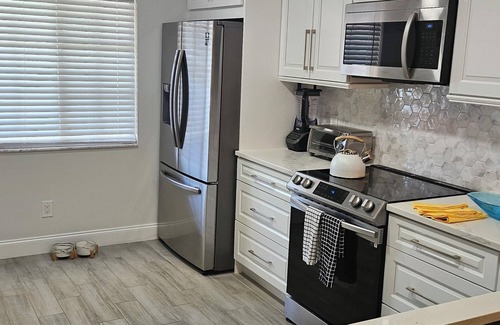 North Naples Condo | RARE Find!King Lux Suite,Pets,Golf,Pickleball, 2Pools, WiFi, Netflix, Fireplace