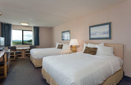 Warrenton Hotel | RARE FIND! TWO COMFY UNITS FOR 8, SAUNA, POOL