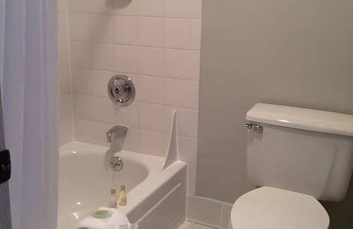 Warrenton Hotel | RARE FIND! TWO COMFY UNITS FOR 8, SAUNA, POOL