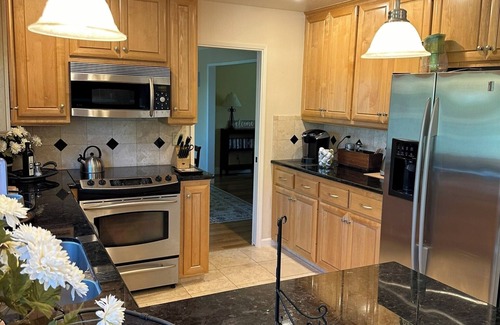 Folsom House | Rare Find! Yellow House Sanctuary on Hinkle Creek