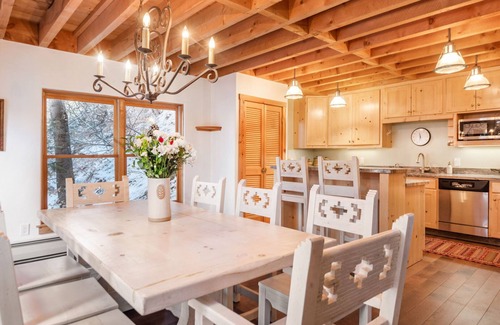 Sundance Cabin | RAVEN WOOD, 400 FT TO SKI RUNS, HOT TUB, SAUNA, PRIVATE