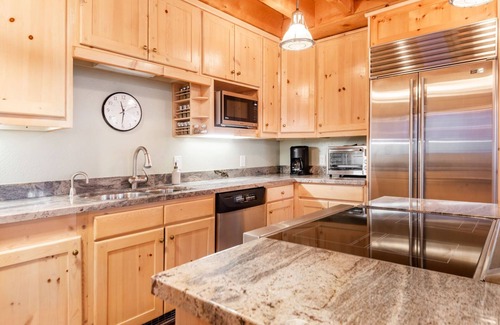 Sundance Cabin | RAVEN WOOD, 400 FT TO SKI RUNS, HOT TUB, SAUNA, PRIVATE