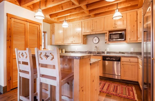 Sundance Cabin | RAVEN WOOD, 400 FT TO SKI RUNS, HOT TUB, SAUNA, PRIVATE