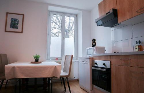 Mulhouse Apartment | RDC Parfait pour halte et séjour 2 chambres, tram-train, autoroute à proximité, parking gratuit