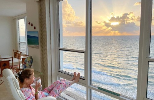Hollywood South Central Beach Condo | Real beachfront large 2+2 unit, large balcony, magnificent views.