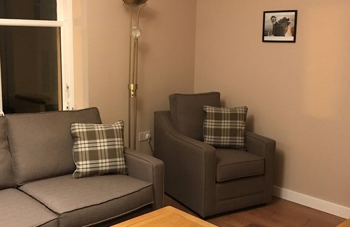 Lerwick Apartment | Reawick - sleeps 4 guests 1 bedroom, Double sofa bed in living room