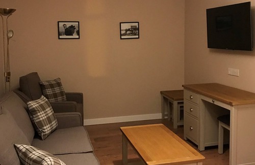 Lerwick Apartment | Reawick - sleeps 4 guests 1 bedroom, Double sofa bed in living room