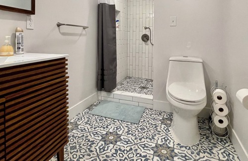 Holladay House | RECENTLY REMODEL 4 BEDROOMS 2 KITCHENS 2 LAUNDRIES 2 BATHROOM