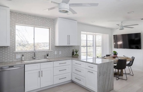 Highland Hills House | Recently Renovated- Event/Group Friendly w/Stunning Views, Hot Tub, Pickleball