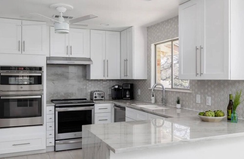 Highland Hills House | Recently Renovated- Event/Group Friendly w/Stunning Views, Hot Tub, Pickleball