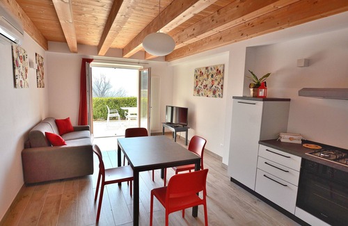 Marciaga Apartment | Red Apartment in Marciaga di Costermano