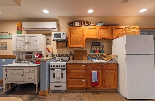 Kingsland Cabin | Red Bird Cabin - Studio Retreat