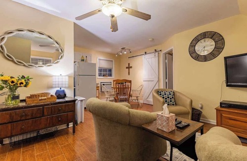 Kingsland Cabin | Red Bird Cabin - Studio Retreat