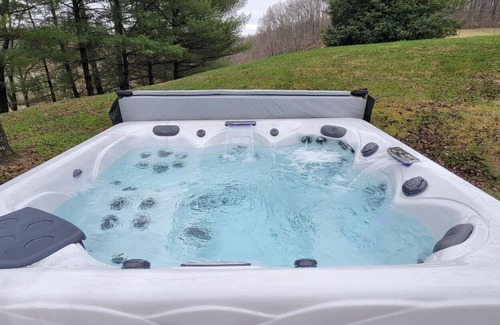 Logan House | Red Brick Ranch 3BR Sleeps 12 Hot Tub Scenic Hocking Hills Retreat