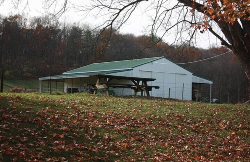 Logan House | Red Brick Ranch 3BR Sleeps 12 Hot Tub Scenic Hocking Hills Retreat