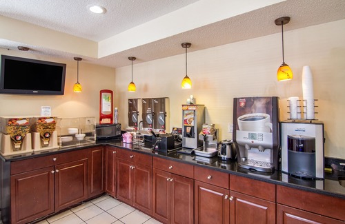 Norwalk Hotel | Red Carpet Inn Norwalk