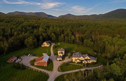 Mendon Apartment | Red Clover Inn: Queen Suite near Killington