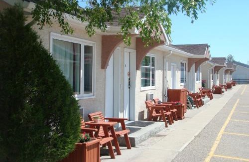 Fort Macleod Hotel | Red Coat Inn Motel