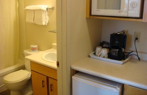 Fort Macleod Hotel | Red Coat Inn Motel