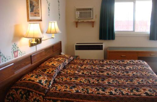Fort Macleod Hotel | Red Coat Inn Motel