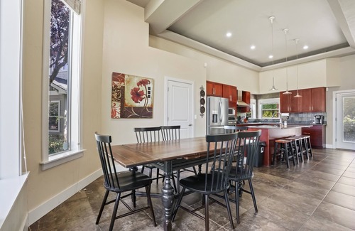 Meridian House | Red Hills Large Meridian Home Sleeps 16+ Theatre Room!