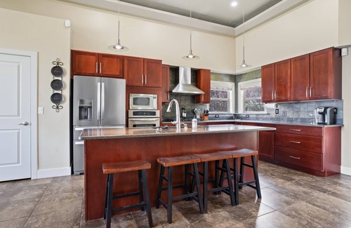 Meridian House | Red Hills Large Meridian Home Sleeps 16+ Theatre Room!