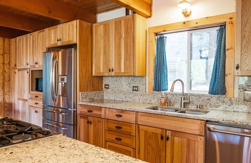 West Village House | Red House | Minutes to Shaver Lake!