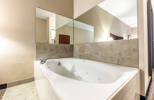 Mineral Wells Hotel | Red Lion Inn & Suites Mineral Wells