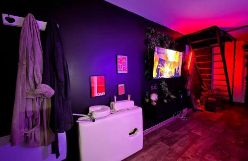 Souppes-sur-Loing Apartment | Red Pleasure Room Balneo