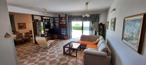 Cikovici Apartment | Red Robin