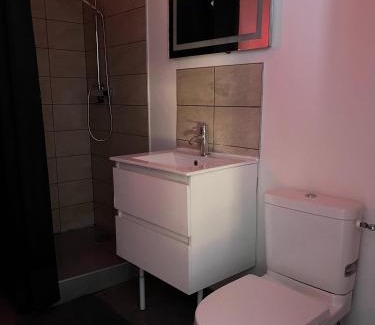 Fleury-Merogis Apartment | Red Room