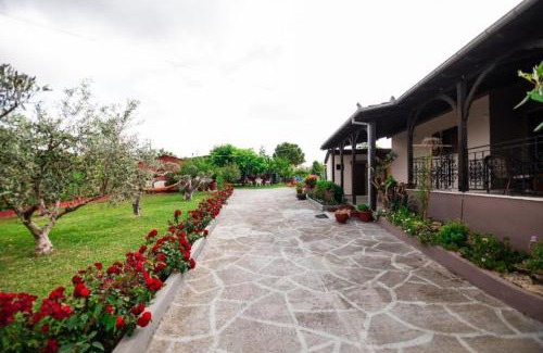 Katerini House | Red Roses-Traditional House