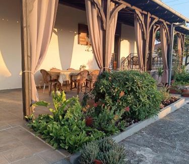 Katerini House | Red Roses-Traditional House