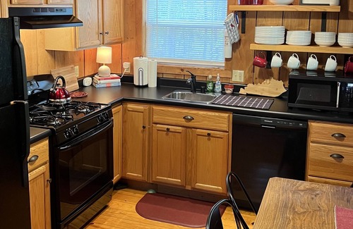 Bee Spring House | Redbird Hideaway, private cozy cabin located near Mammoth Cave National Park