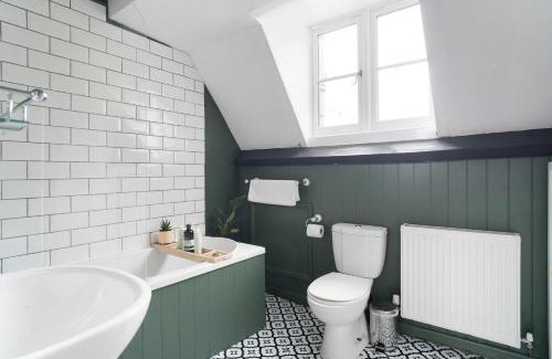 Moreton-in-Marsh Apartment | Redesdale View, High Street with Private Garden