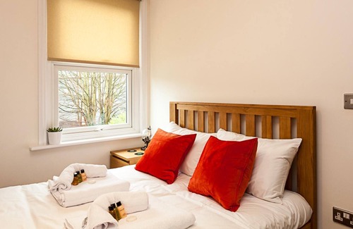 Redhill Apartment | Redhill Garland- 1 bed Self Contained Apartment Close to Hospital