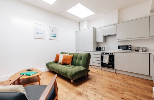 Bristol House | Redland Stay In Bespoke Home 1 of 2