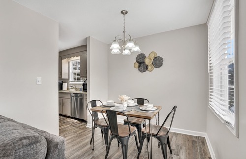Clarksville House | RedRanch-300mbps WiFi-WorkSpace