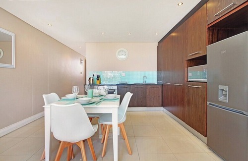 Big Bay Apartment | ⭐Reduced rates, professional cleaning, self checkin, restaurants and shops below