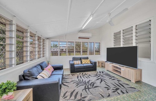 Kurrimine Beach House | Reef Shack Beach Vibes Stroll to the beach
