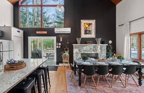 Lake Harmony Estates Cabin | Refined Friends & Family Fun Cabin w/a Twist*Hot Tub*Sauna*